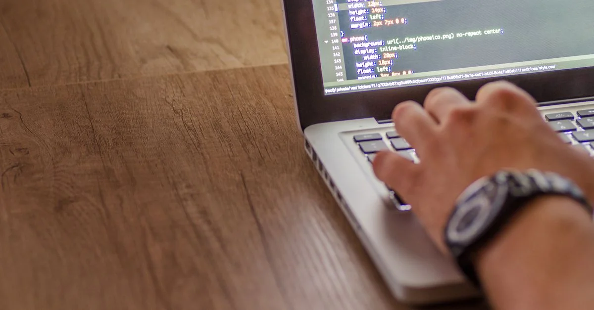 Gros plan sur une personne qui code sur un ordinateur portable, mettant en avant le développement web et les concepts de programmation.