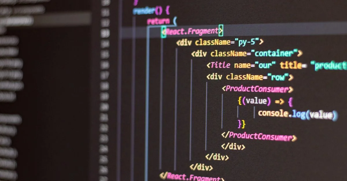 Gros plan sur du code HTML et JavaScript sur un écran d'ordinateur dans Visual Studio Code.